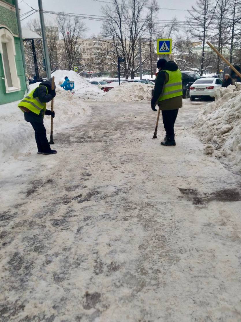 В администрации Нижнего Новгорода пожаловались на подрядчика, очистившего крышу бизнес-центра на улице Костина