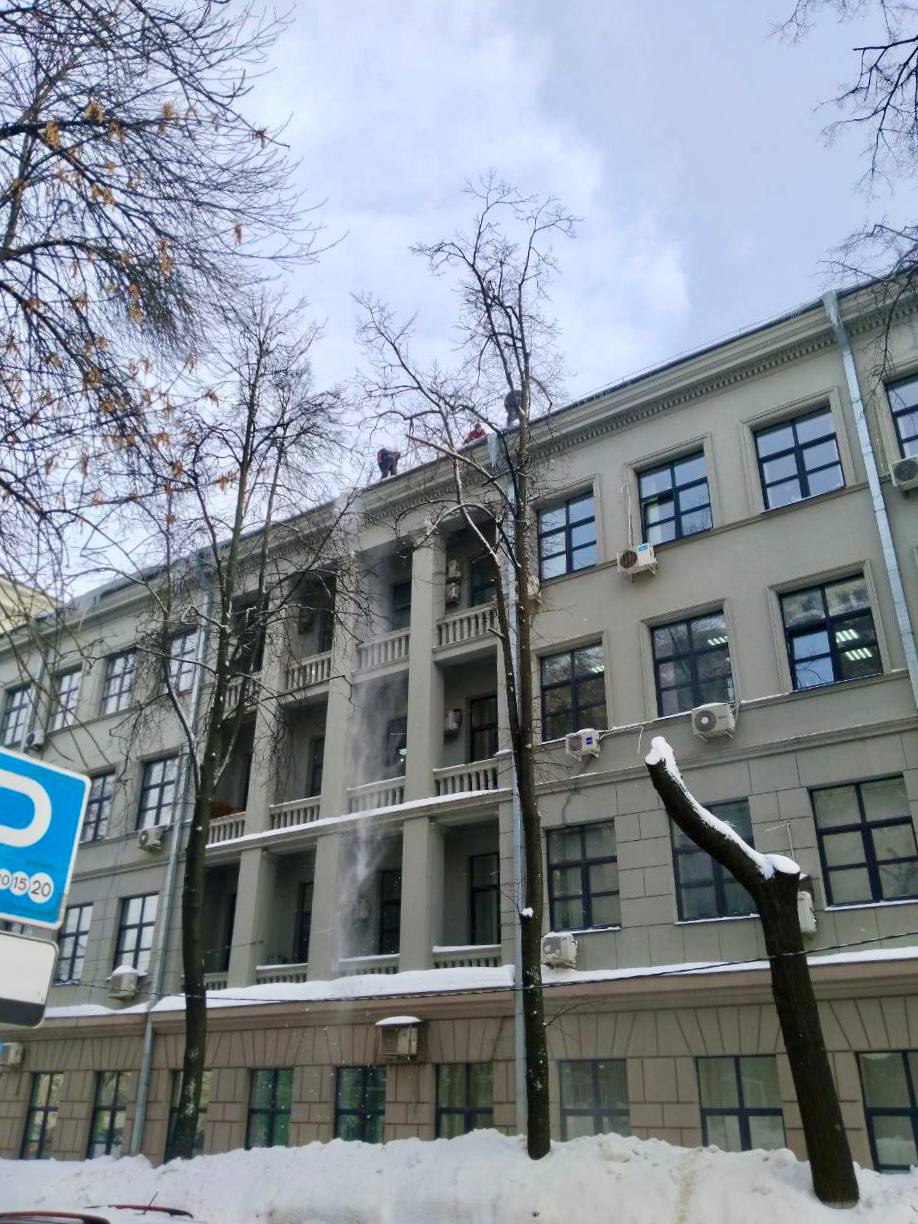 В администрации Нижнего Новгорода пожаловались на подрядчика, очистившего крышу бизнес-центра на улице Костина В администрации Нижнего Новгорода пожаловались на подрядчика, очистившего крышу бизнес-центра на улице Костина