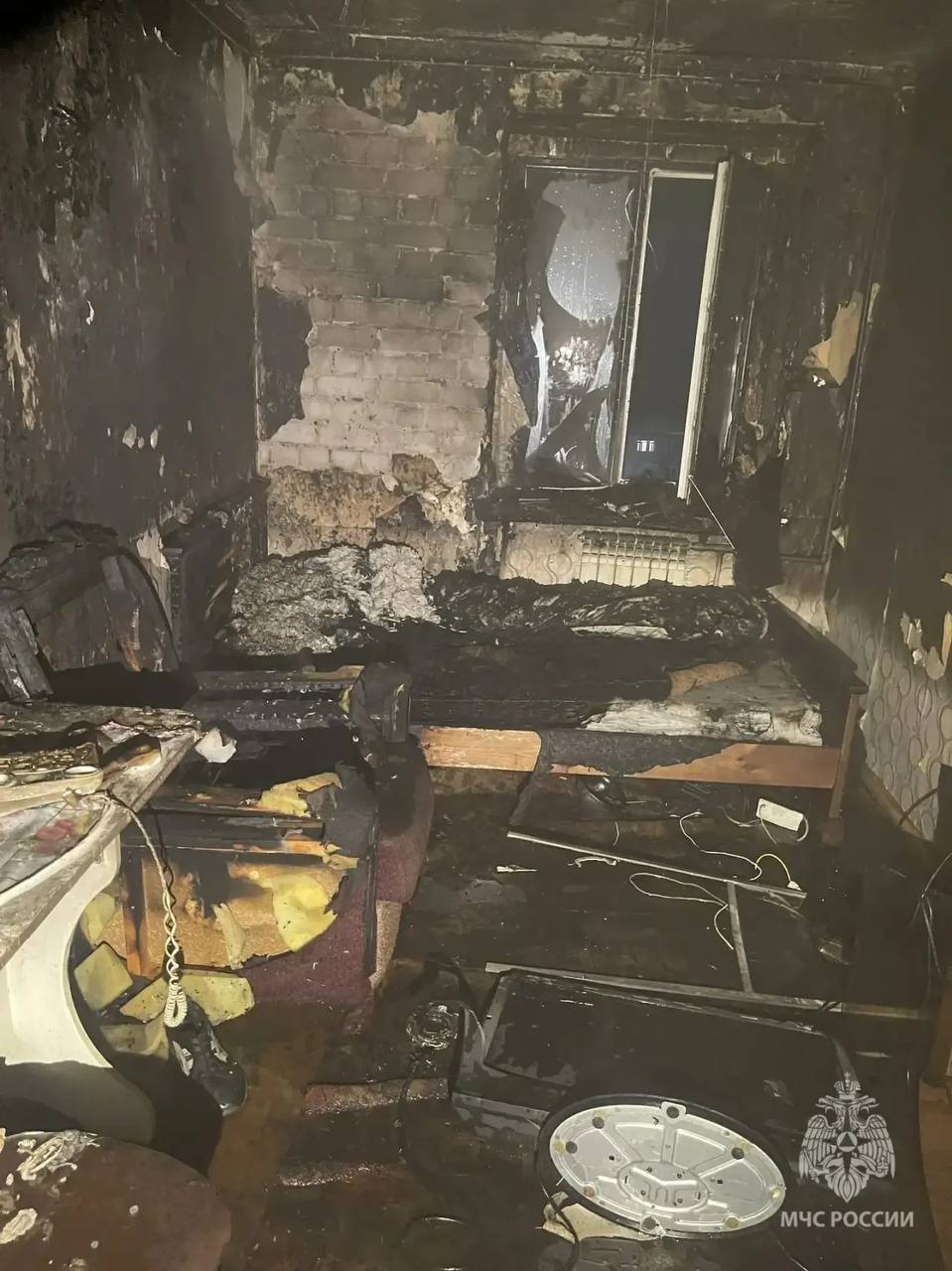 Пожарные спасли мужчину из горящей квартиры в Дзержинске