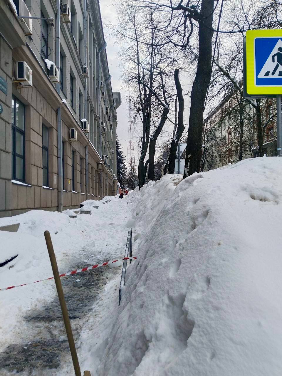 В администрации Нижнего Новгорода пожаловались на подрядчика, очистившего крышу бизнес-центра на улице Костина В администрации Нижнего Новгорода пожаловались на подрядчика, очистившего крышу бизнес-центра на улице Костина