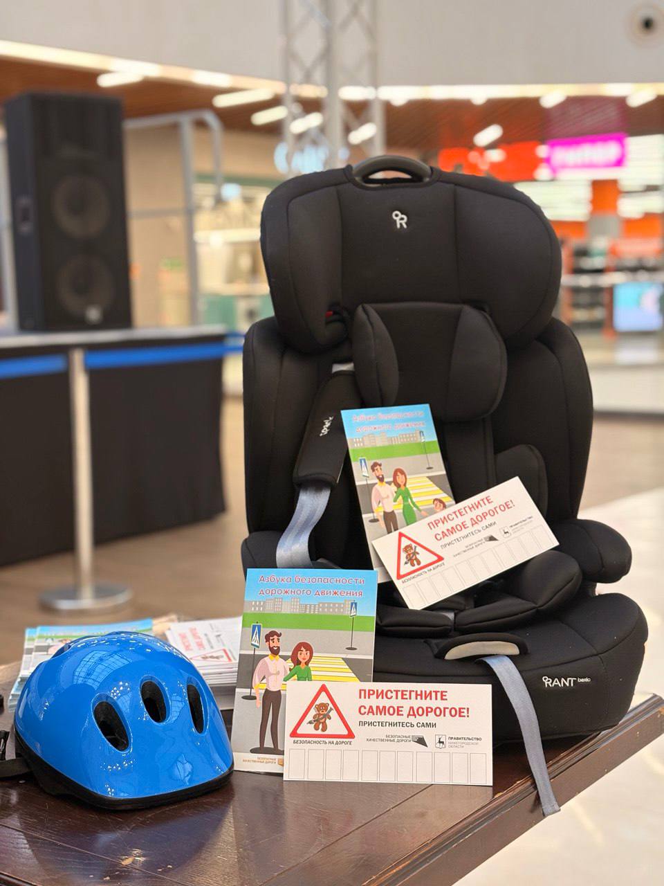 В рамках оперативно-профилактического мероприятия «Детское кресло» сотрудники Госавтоинспекции Нижегородской области организовали просветительскую локацию для детей и их родителей в ТЦ «Океанис» В рамках оперативно-профилактического мероприятия «Детское кресло» сотрудники Госавтоинспекции Нижегородской области организовали просветительскую локацию для детей и их родителей в ТЦ «Океанис»