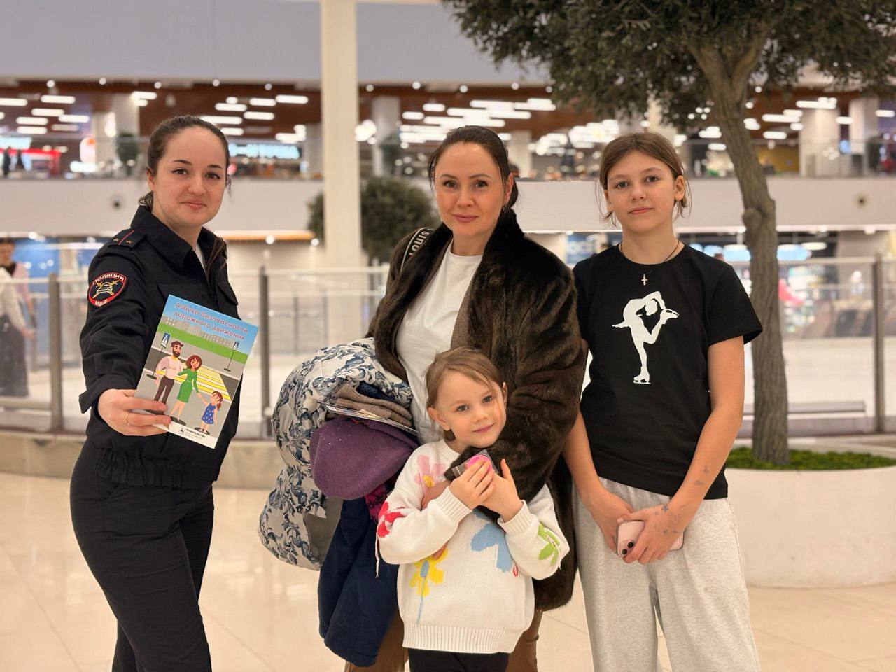 В рамках оперативно-профилактического мероприятия «Детское кресло» сотрудники Госавтоинспекции Нижегородской области организовали просветительскую локацию для детей и их родителей в ТЦ «Океанис» В рамках оперативно-профилактического мероприятия «Детское кресло» сотрудники Госавтоинспекции Нижегородской области организовали просветительскую локацию для детей и их родителей в ТЦ «Океанис»