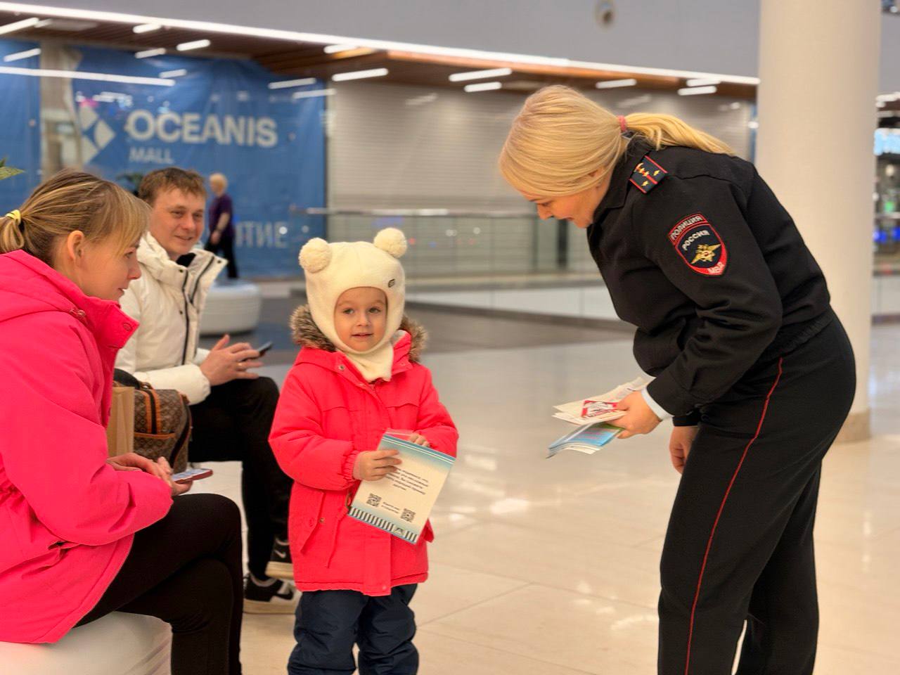 В рамках оперативно-профилактического мероприятия «Детское кресло» сотрудники Госавтоинспекции Нижегородской области организовали просветительскую локацию для детей и их родителей в ТЦ «Океанис» В рамках оперативно-профилактического мероприятия «Детское кресло» сотрудники Госавтоинспекции Нижегородской области организовали просветительскую локацию для детей и их родителей в ТЦ «Океанис»