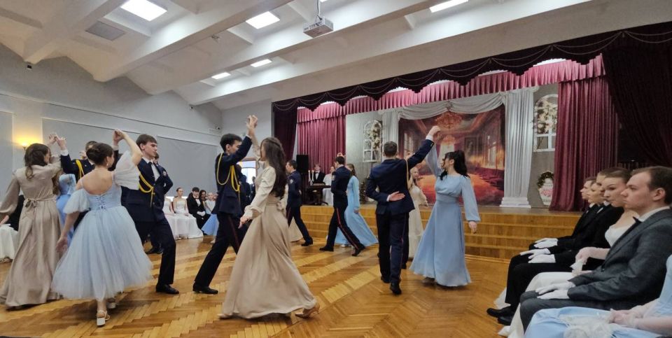 Кадеты ведомства приняли участие в традиционном Сретенском бале