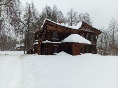 Часть крыши старинной усадьбы Левашевых в Галибихе обрушилась под тяжестью снега