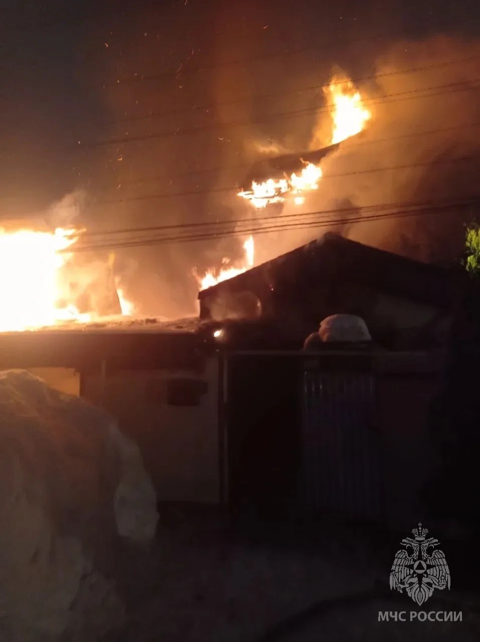 В Московском районе потушили крупный пожар В Московском районе потушили крупный пожар