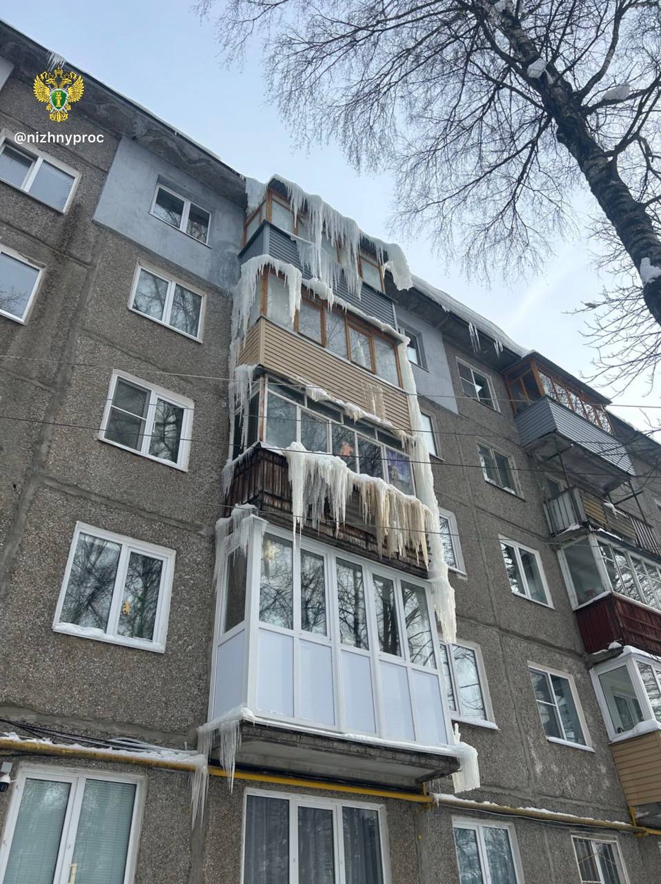 На контроле прокуратуры области находится исполнение законодательства при обслуживании зданий и уборке территорий от снежно-ледяной массы