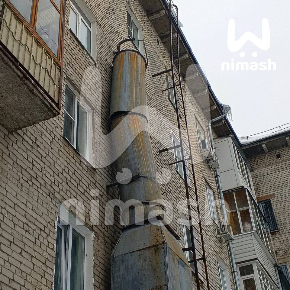 Гнилая труба размером с этаж рухнула на пешеходную дорожку в одном из дворов Нижнего Гнилая труба размером с этаж рухнула на пешеходную дорожку в одном из дворов Нижнего