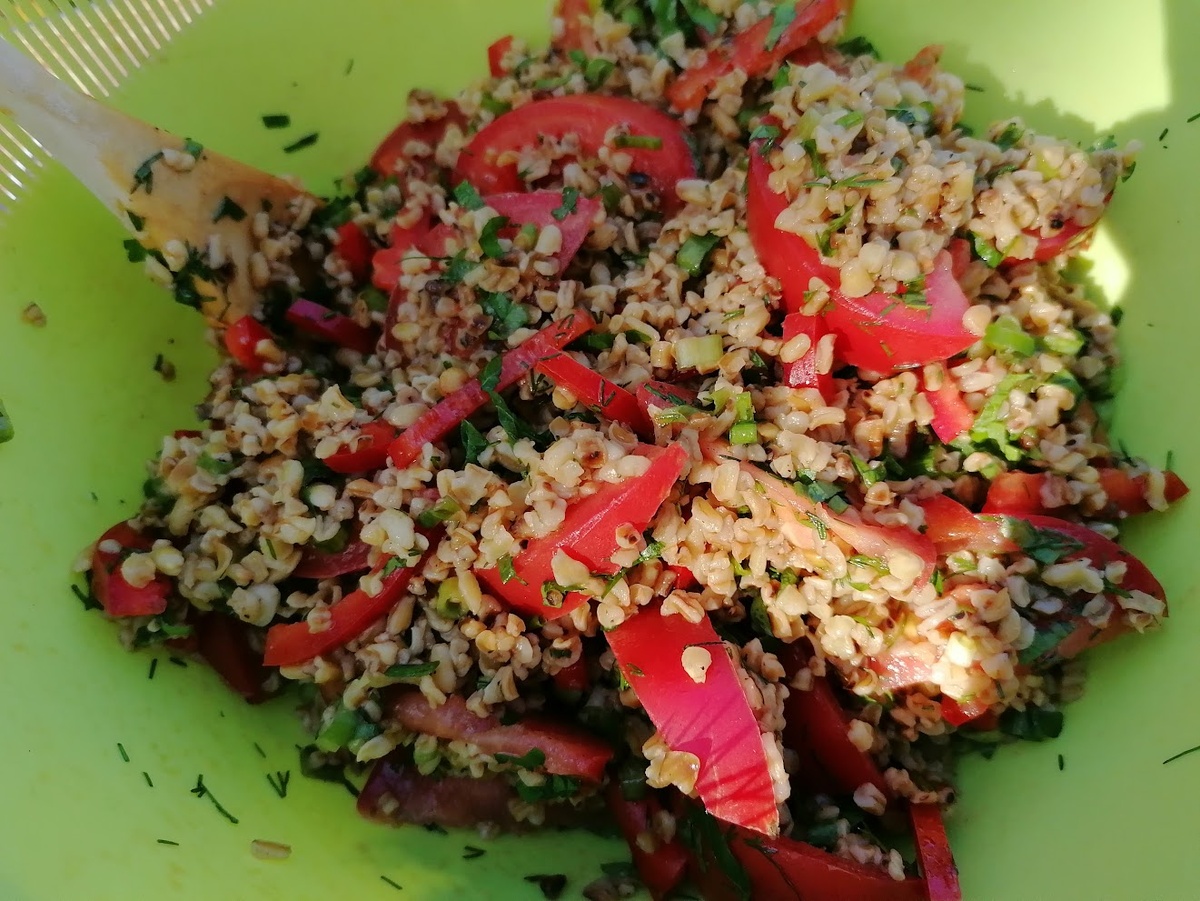 Легкий салат с булгуром и овощами, который удивит вкусом