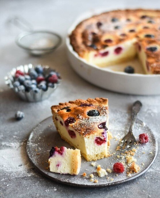 Нежный пирог с творожной начинкой и ягодами