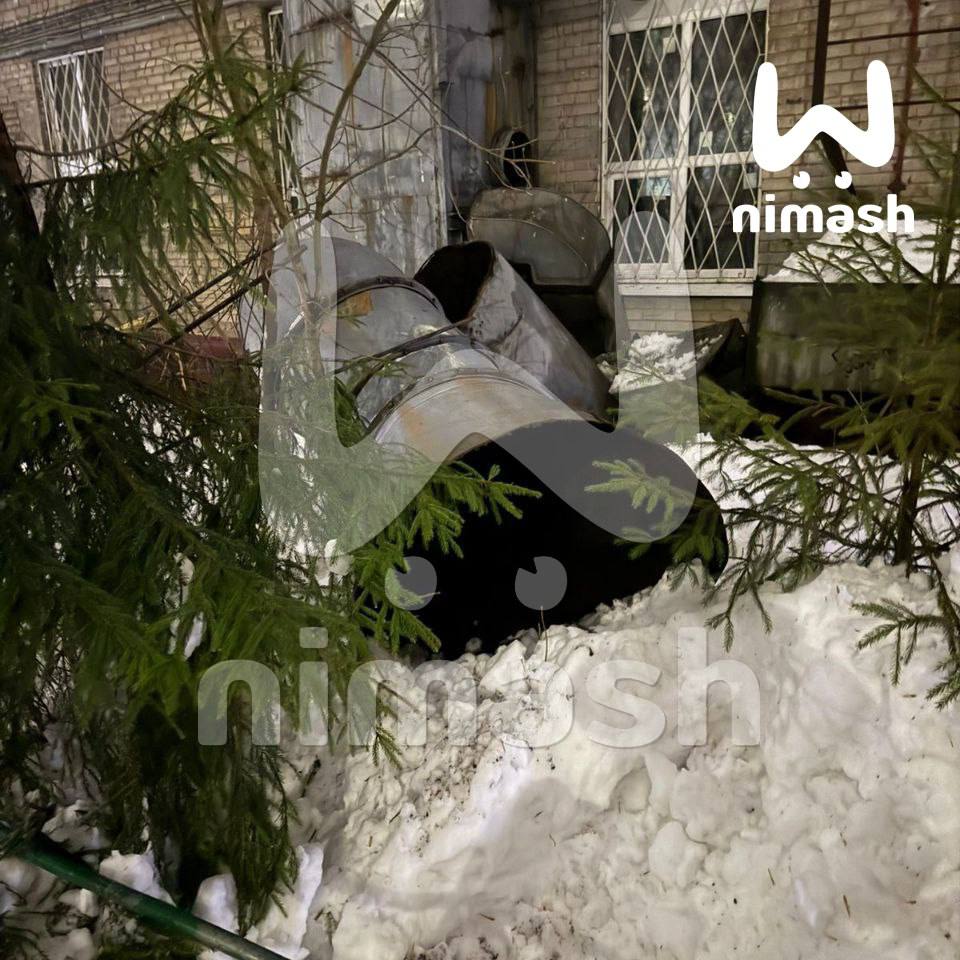 Гнилая труба размером с этаж рухнула на пешеходную дорожку в одном из дворов Нижнего