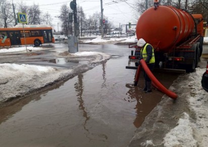 Водооткачивающие машины работают на улицах Нижнего