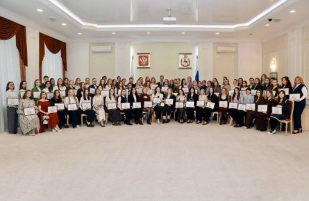 Юрий Шалабаев: С каждым годом заявок на наш грантовый конкурс «Молодой педагог» всё больше! Вручил 80 грантов по 50 тысяч рублей начинающим свой путь в профессии молодым учителям и воспитателям по итогам работы в 2025 году