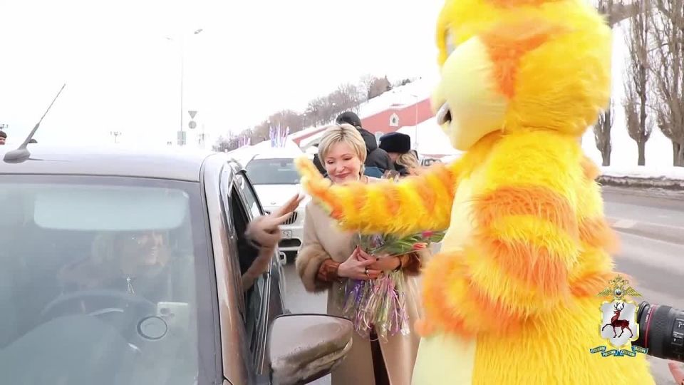 В Нижнем Новгороде автоледи поздравили с 8 марта цветами и рыжим котом