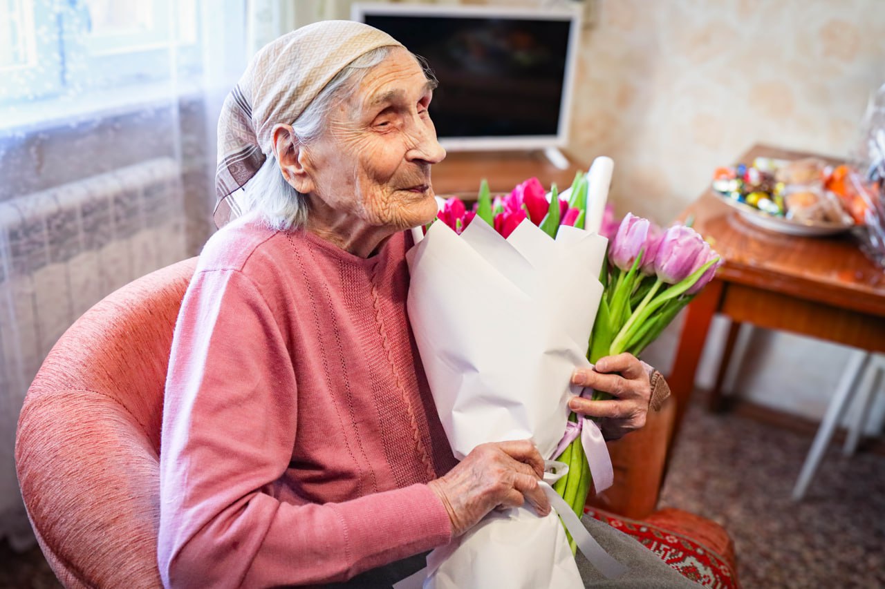 Сотрудники следственного управления СК России по Нижегородской области навестили труженицу тыла и поздравили ее с праздником 8 марта Сотрудники следственного управления СК России по Нижегородской области навестили труженицу тыла и поздравили ее с праздником 8 марта