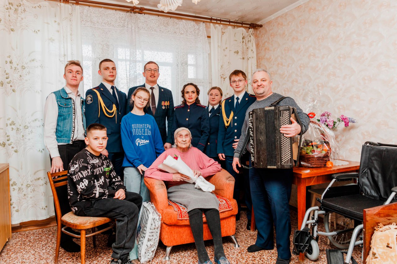Сотрудники следственного управления СК России по Нижегородской области навестили труженицу тыла и поздравили ее с праздником 8 марта Сотрудники следственного управления СК России по Нижегородской области навестили труженицу тыла и поздравили ее с праздником 8 марта