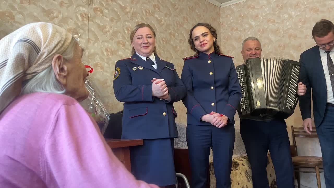 Сотрудники следственного управления СК России по Нижегородской области навестили труженицу тыла и поздравили ее с праздником 8 марта