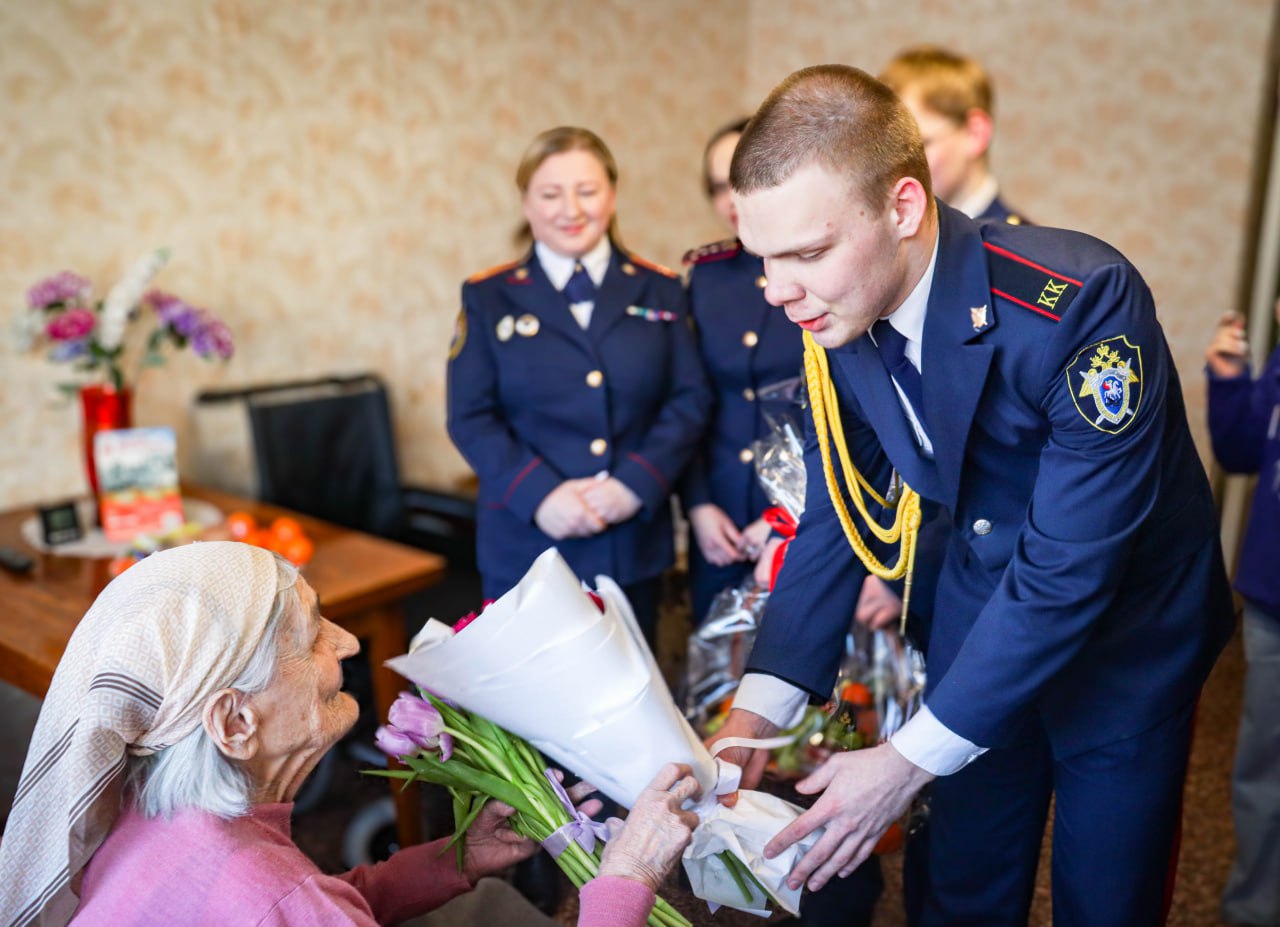 Сотрудники следственного управления СК России по Нижегородской области навестили труженицу тыла и поздравили ее с праздником 8 марта Сотрудники следственного управления СК России по Нижегородской области навестили труженицу тыла и поздравили ее с праздником 8 марта