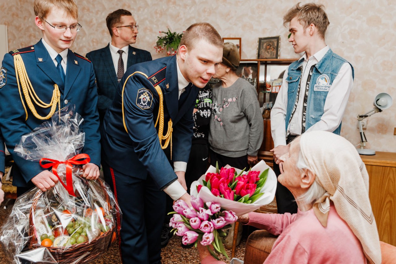 Сотрудники следственного управления СК России по Нижегородской области навестили труженицу тыла и поздравили ее с праздником 8 марта Сотрудники следственного управления СК России по Нижегородской области навестили труженицу тыла и поздравили ее с праздником 8 марта