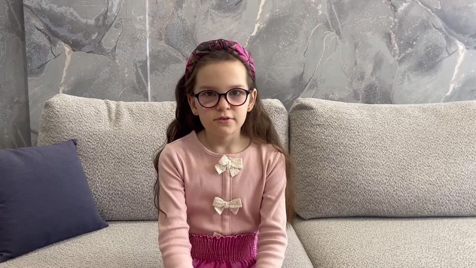 В честь Международного женского дня дети сотрудников регионального следственного управления (Хайдар Тагиров, Елизавета Шишанова, Марьяна Кошкина, Ева Кошкина) поздравляют женщин, посвятивших себя службе и защите закона