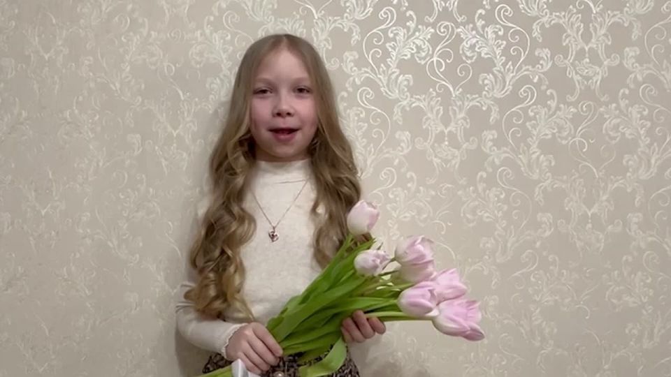 В этот весенний праздник дети сотрудников регионального следственного управления (Диана Козина, Ульяна Уткина, Виктория Одинцова) адресуют самые теплые слова женщинам