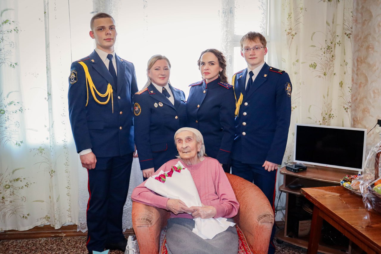 Сотрудники следственного управления СК России по Нижегородской области навестили труженицу тыла и поздравили ее с праздником 8 марта Сотрудники следственного управления СК России по Нижегородской области навестили труженицу тыла и поздравили ее с праздником 8 марта