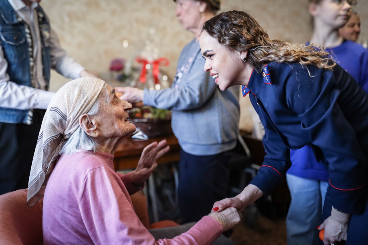 Сотрудники следственного управления СК России по Нижегородской области навестили труженицу тыла и поздравили ее с праздником 8 марта Сотрудники следственного управления СК России по Нижегородской области навестили труженицу тыла и поздравили ее с праздником 8 марта