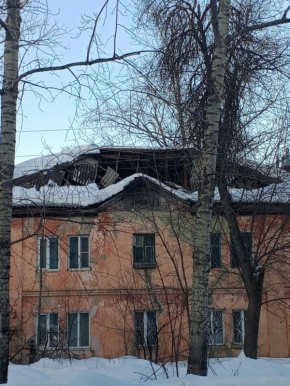 Кровля жилого дома на ул. Матросова в Арзамасе обрушилась из-за скопления снега