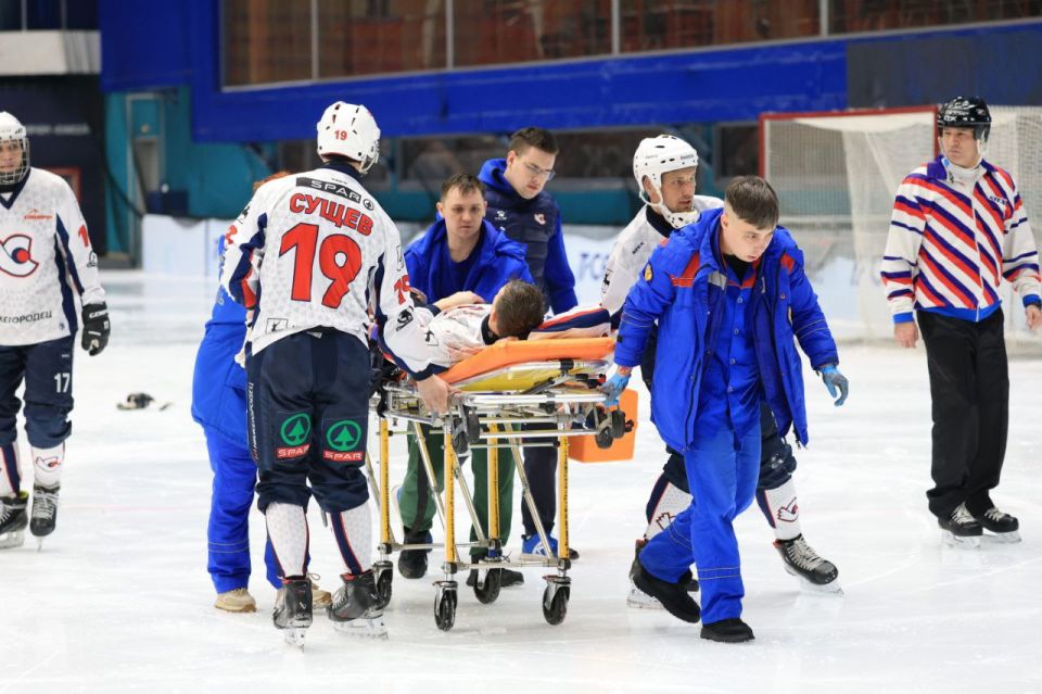 Хоккеисту повредили бедренную артерию во время матча в Красноярске