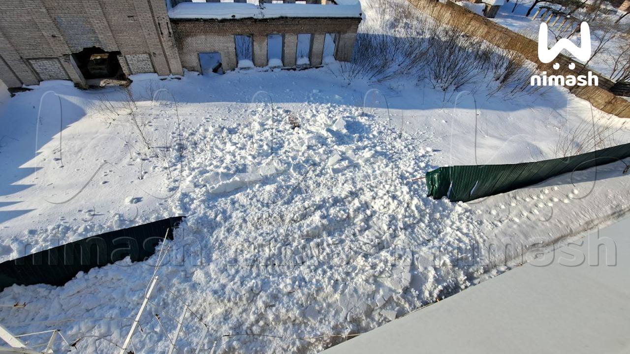 Снег с крыши арзамасской многоэтажки сломал забор и завалил тротуар