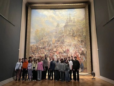 Провел рабочую встречу с учителями, которые выступят экскурсоводами во втором сезоне патриотического просветительского проекта «Единство — путь к Победе!»