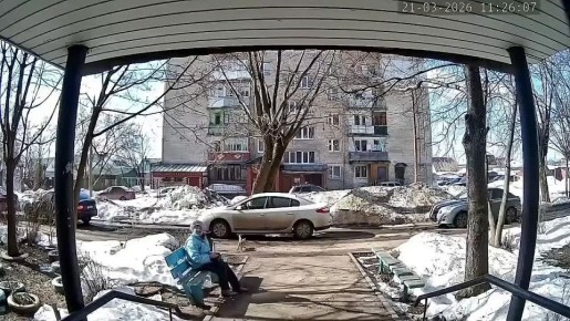 Глыба льда чуть не свалилась на пенсионерку в Нижегородской области