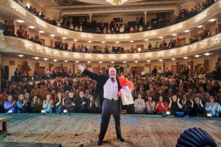 Народный артист России Дмитрий Певцов предложил возвращать зрителям деньги, если им не понравился спектакль