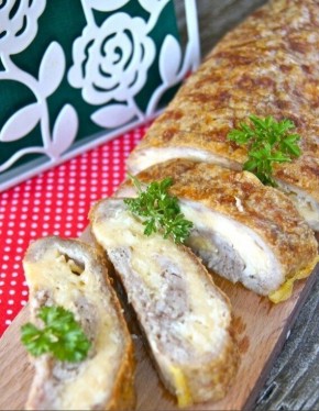 Сочный куриный рулет с сырной начинкой: шаг за шагом