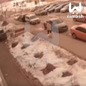 Пакет с водой шлёпнулся с верхних этажей дома на Романтиков и повредил припаркованную машину