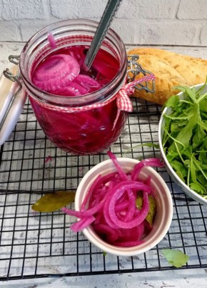 Маринованный красный лук: идеальное дополнение к самым разным блюдам