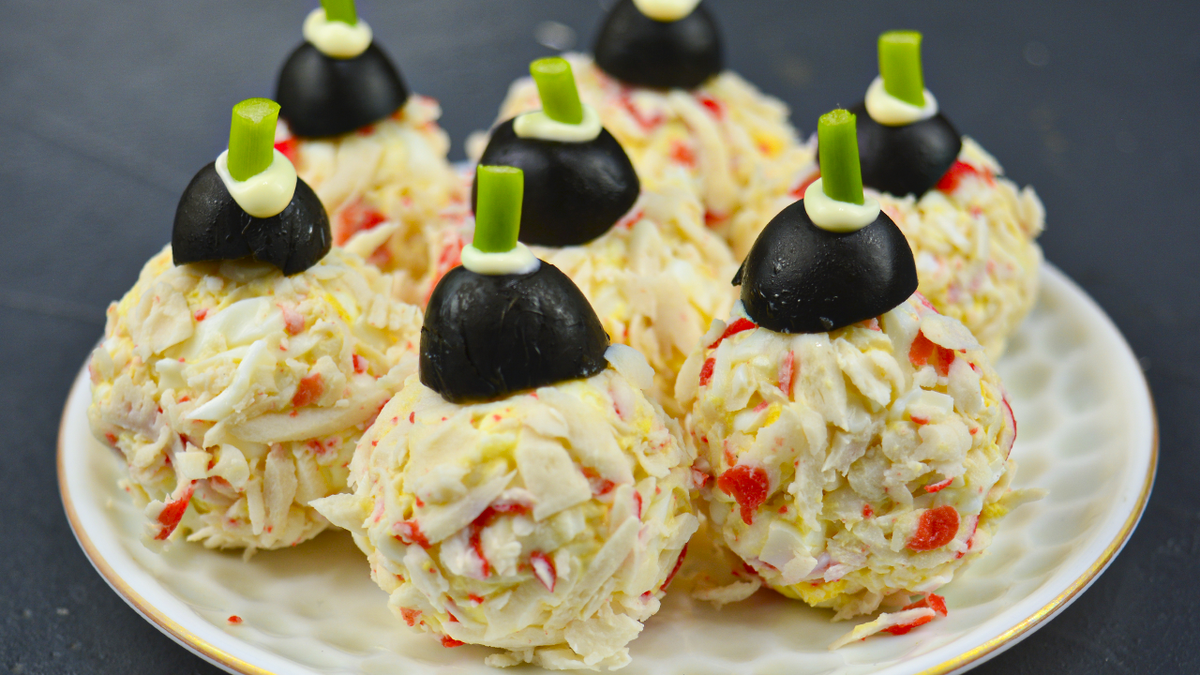 Красивая закуска для праздника: сырные шарики с крабовыми палочками