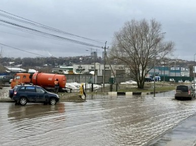 Специалисты прямо сейчас откачивают воду на ул. Лысогорской