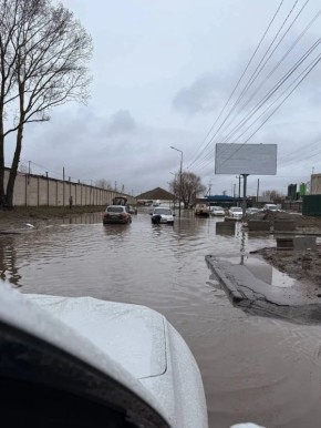 Дорогу в Подновье затопило после дождей