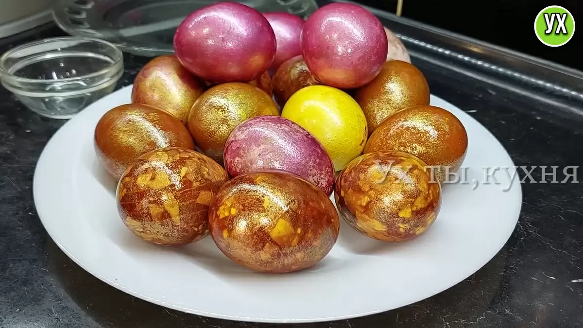 Натуральная магия: как покрасить пасхальные яйца с помощью луковой шелухи и свеклы