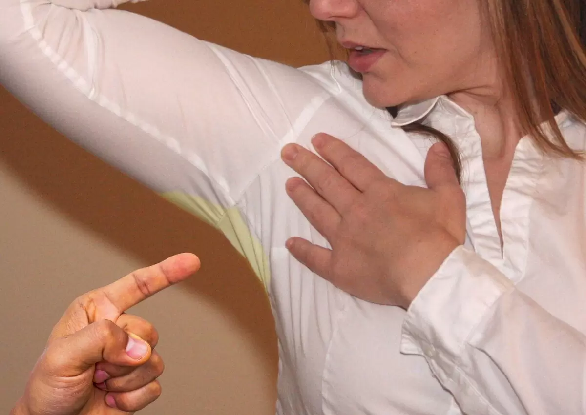 Как победить желтые пятна пота: эффективные советы для белоснежной одежды