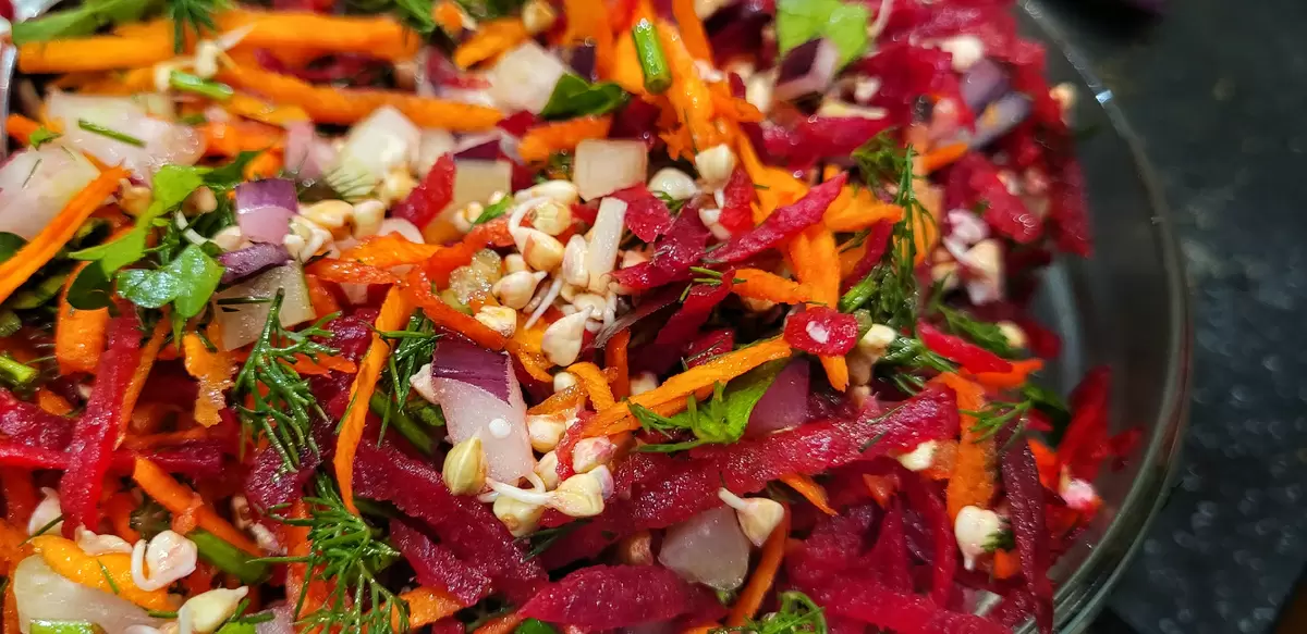 Сочный салат с проростками зеленой гречки