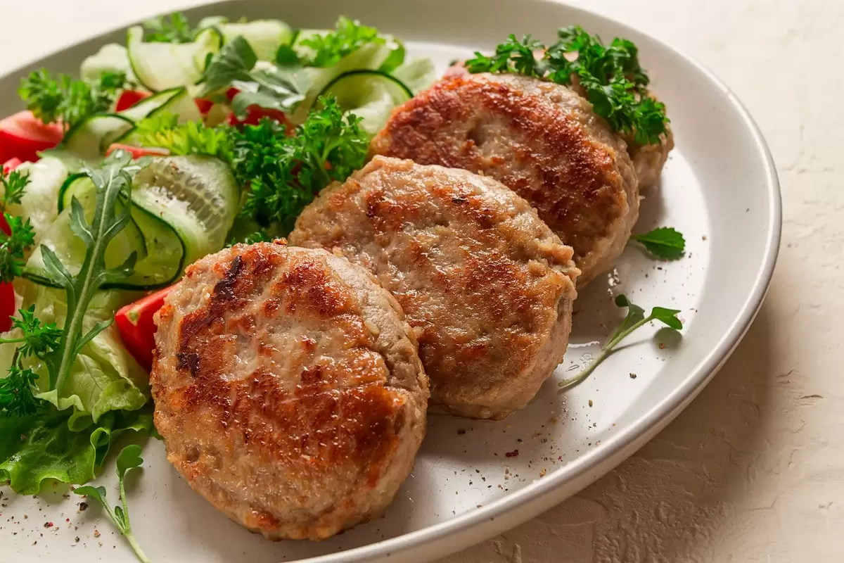 Нежные свиные котлеты с яркими овощами: идеальное осеннее угощение