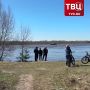 Деревянный дом плывет по Оке в Нижегородской области