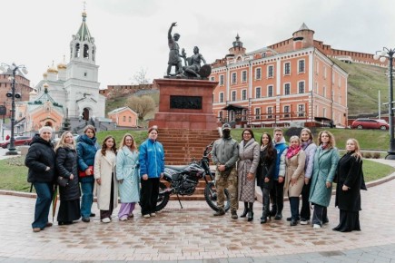 Участницы программ «Женское лидерство» и «Герои. Нижегородская область» передали мотоцикл