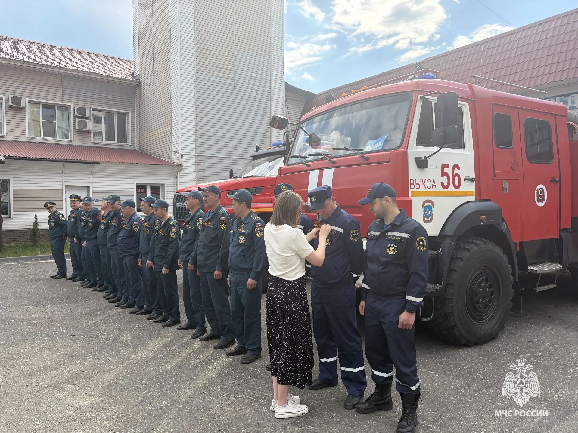 Молодёжь Выксы поддержала пожарных Георгиевскими ленточками Молодёжь Выксы поддержала пожарных Георгиевскими ленточками