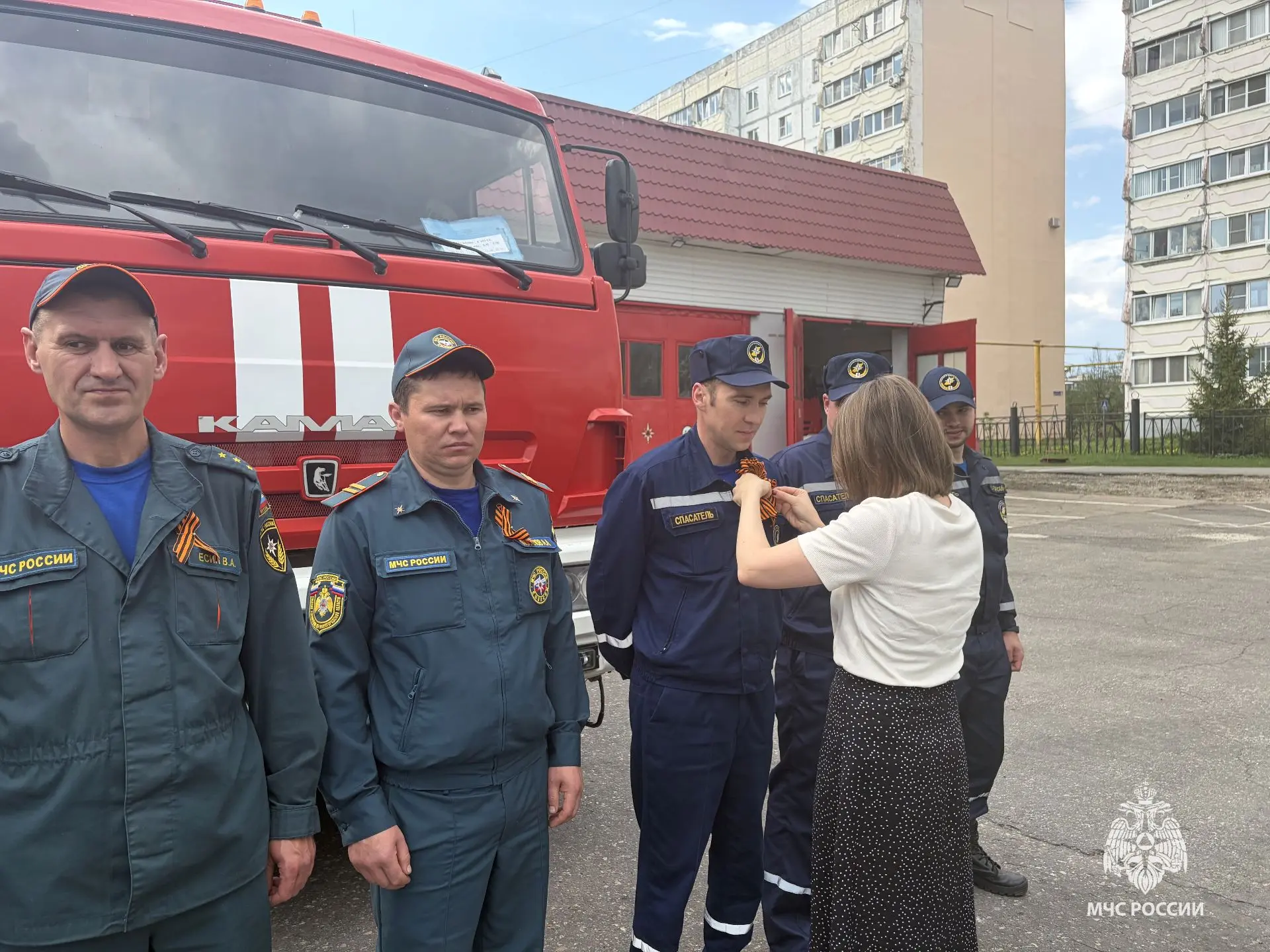 Молодёжь Выксы поддержала пожарных Георгиевскими ленточками Молодёжь Выксы поддержала пожарных Георгиевскими ленточками