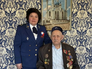 Сергачский межрайонный прокурор Светлана Денисова поздравила жителя села Пошатово Краснооктябрьского района Нижегородской области, ветерана Великой Отечественной войны с 81-й годовщиной Победы