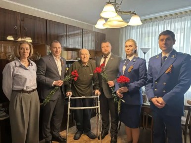 Прокурор Канавинского района г. Нижнего Новгорода Михаил Зимин вместе с молодым специалистом навестил ветерана Великой Отечественной войны Ясиновского Исаака Захаровича