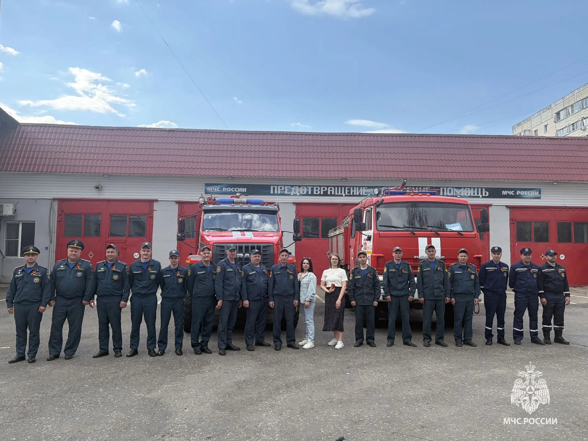 Молодёжь Выксы поддержала пожарных Георгиевскими ленточками Молодёжь Выксы поддержала пожарных Георгиевскими ленточками